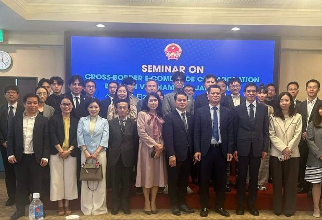 Các đại biểu tham dự Hội thảo chụp ảnh kỷ niệm. (Ảnh: Thương vụ Việt Nam tại Nhật Bản)