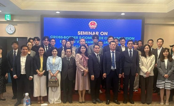 Các đại biểu tham dự Hội thảo chụp ảnh kỷ niệm. (Ảnh: Thương vụ Việt Nam tại Nhật Bản)